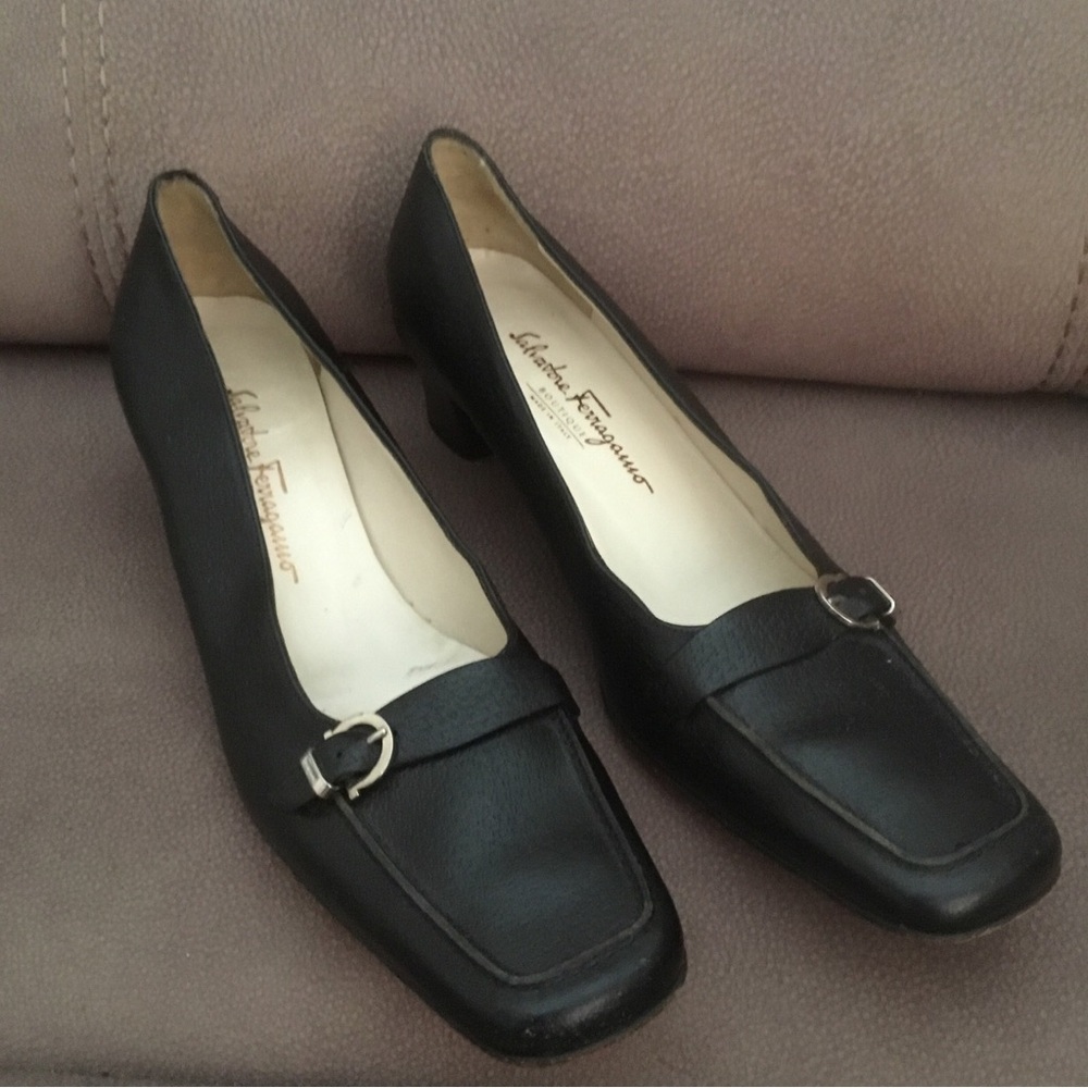 Salvatore Ferragamo Boutique 9.5 2A Narrow Black Heel Pump Buckle Italy VTG